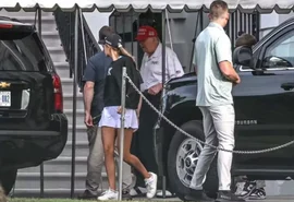 Após rumores na internet, Donald Trump aparece vivo em campo de golfe com a neta
