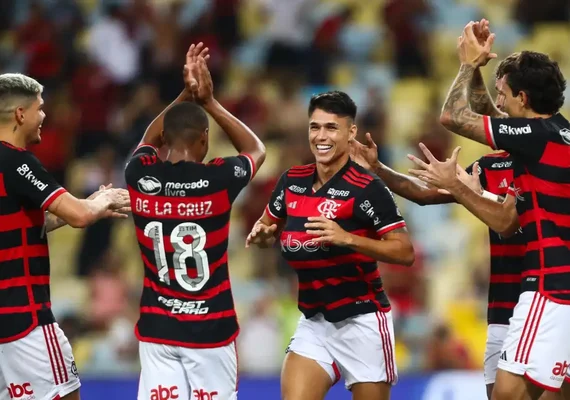 Flamengo derrota São Paulo e assume liderança do Brasileiro