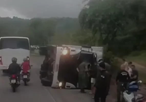 Carreta tomba na Ladeira do Catolé e provoca lentidão no trânsito em Maceió