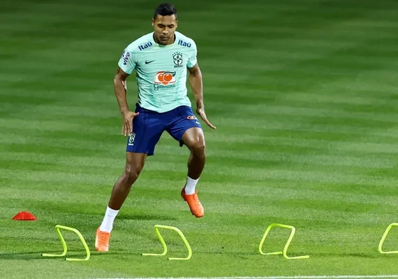 Alex Sandro deve ficar fora das quartas contra a Croácia, diz Tite