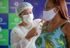 Primeira dose contra a Covid-19 será aplicada apenas em gestantes e puérperas nesta terça (13)