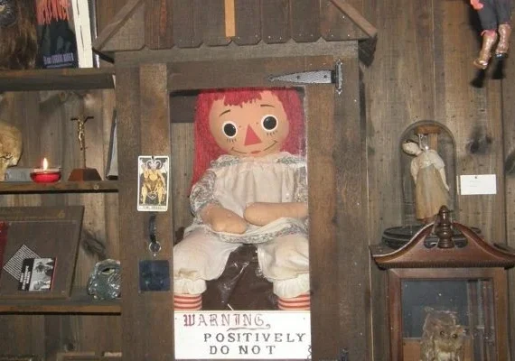 Boneca demoníaca: Annabelle é retirada de caixa “protetora” para uma exibição de Halloween