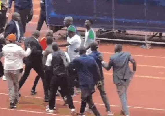 Árbitro é agredido por torcida após marcar pênalti no futebol queniano