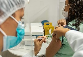 Maceió inicia vacinação contra a covid-19 para pessoas com 42 anos