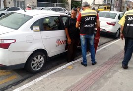 Agentes da SMTT fiscalizam táxis em pontos de Maceió
