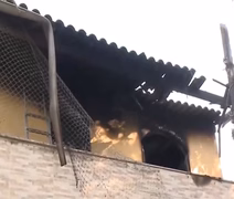 Adolescente é apreendido por matar os pais a marteladas e depois atear fogo ao quarto do casal