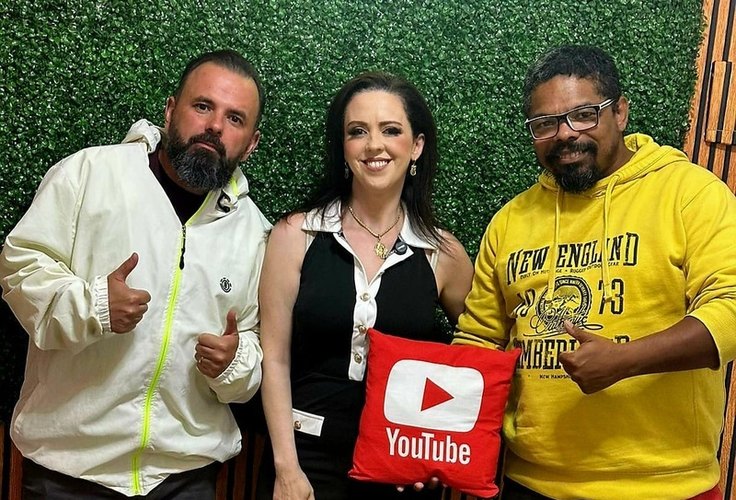 Taróloga e terapeuta holística Natalia Sagrada viraliza ao revelar previsões para 2026 em participação no Podsticando