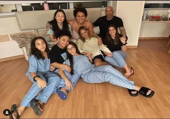 Filha de Pelé publica foto de Natal no hospital: “Quase todos”