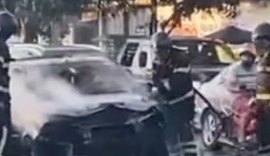 Incêndio atinge carro no meio de avenida no Tabuleiro do Martins