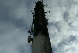 Torre de transmissão pega fogo durante madrugada