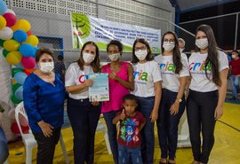 Prefeita entrega cartões do programa CRIA e cestas básicas no Povoado Areia Branca
