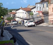 Caminhão colide em poste após perder os freios, no Jacintinho