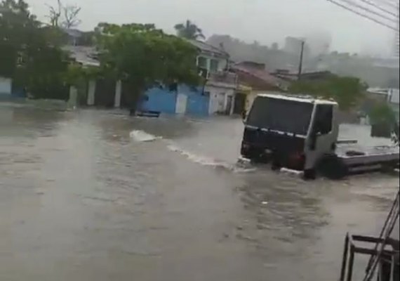 Fortes chuvas: Maceió registra diversos pontos de alagamento e moradores têm casa invadida pela água