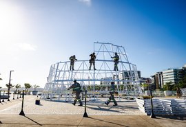 Árvore de Natal gigante começa a ser montada na orla da Ponta Verde