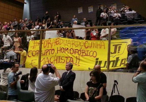 Eduardo Cunha é recebido com beijaço gay na Assembleia Legislativa