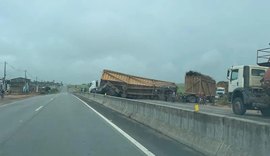 Tombamento de carreta fecha rodovia AL-220 sentido Arapiraca