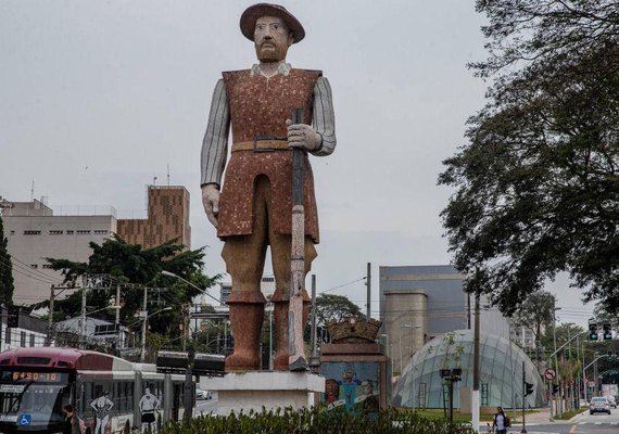 Justiça de SP libera acusados de incendiar estátua de Borba Gato