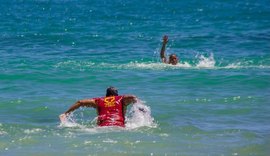 Guarda-vidas salvam pai e filho de afogamento na Praia do Francês, em Marechal Deodoro