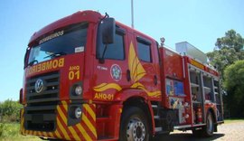 Corpo de Bombeiros combate incêndio em avenida de Maceió