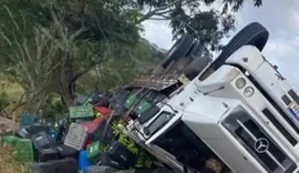 Caminhão carregado de bananas tomba na AL-220, em São José da Tapera