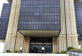 Brasileiro que usar cartão no exterior agora pode pagar pelo dólar do dia da compra