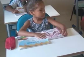 Sem vaga na escola, criança é alfabetizada por ONG na periferia de Maceió