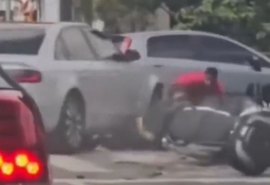 Vídeo: motorista atropela assaltantes e impede roubo de moto em SP