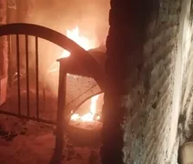 Homem é preso suspeito de espancar mulher e incendiar sua residência no Sertão de AL