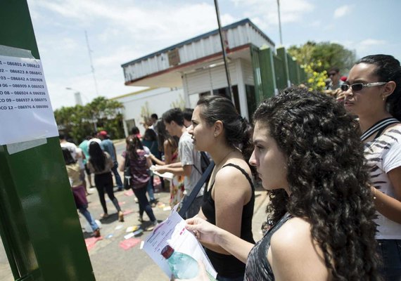 Porta do Enem tem de abraço voluntário a cerveja para rir de atrasados