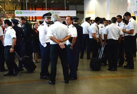 Pilotos e comissários de voo aprovam greve a partir de segunda (29) por tempo indeterminado