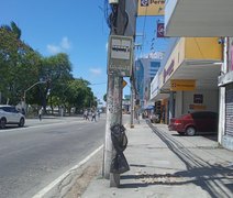 Principal avenida de Maceió tem apenas 7 lixeiras; prefeitura culpa vandalismo