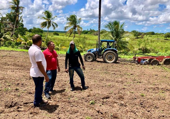 Agricultores recebem apoio da Prefeitura  para trabalho no campo