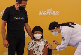 Indígena é a primeira criança vacinada contra a Covid-19 no país