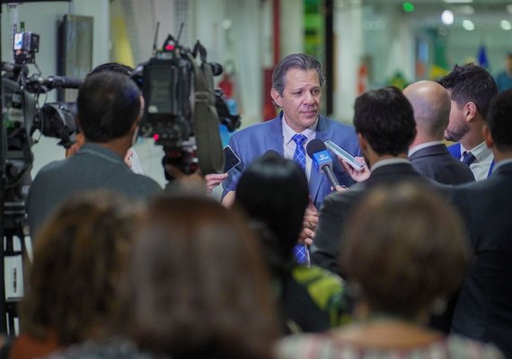 Taxa de juros do cartão de crédito vai 'cair muito', diz Haddad