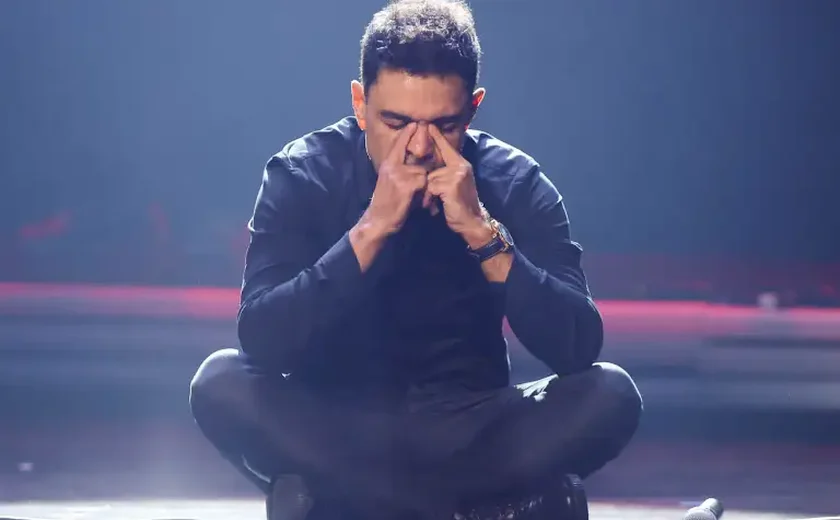 Zezé Di Camargo chora ao receber ajuda de fãs para cantar