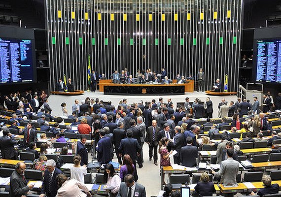 Governo e oposição 'brigam' pela quinta vaga na Câmara