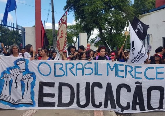 Professores e estudantes voltam a protestar contra cortes