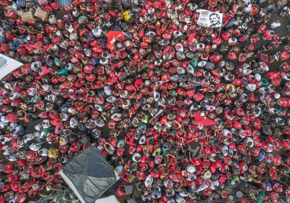 Dia do Trabalho reúne 2 mil em ato pró Lula na PF em Curitiba