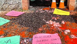 Sururu e 'sangue': sede da Prefeitura de Maceió é alvo de protesto por acordo com a Braskem