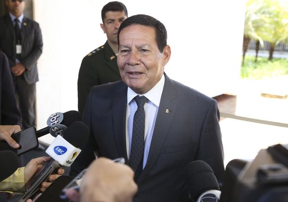 Mourão afirma que manchas de óleo no Nordeste é caso único no mundo