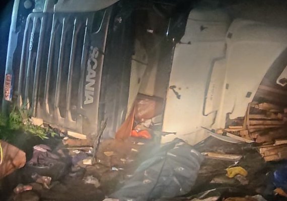 Motorista morre preso às ferragens após capotamento de carreta na BR-316, em Pilar
