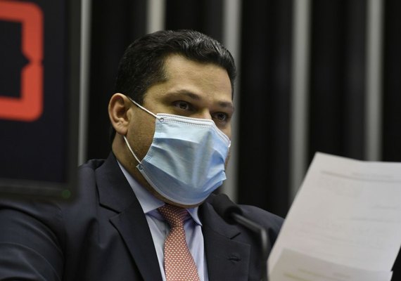 Presidente do Senado deseja melhoras a Bolsonaro e pede respeito à vida