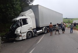 Colisão entre caminhões interdita trecho da BR 101, em Joaquim Gomes