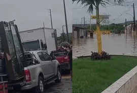 Com rodovia inundada, motoristas ficam ilhados na pista em São Luís do Quitunde