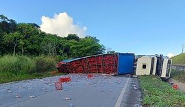 Carreta carregada de garrafas tomba e bloqueia trecho da BR-101, em São Miguel dos Campos