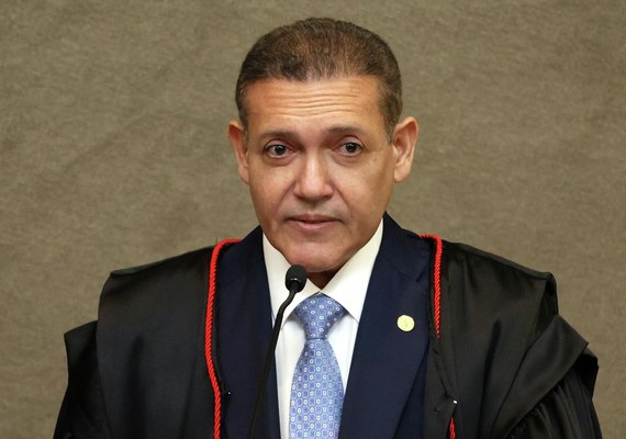 Nunes Marques assume presidência do TSE prometendo gestão equilibrada