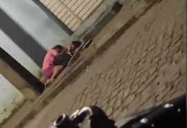 Jovem é executado a tiros no Farol, e vídeo mostra mãe em prantos sobre o corpo do filho