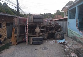 Caçamba carregada de areia tomba e atinge duas casas na Grota da Alegria