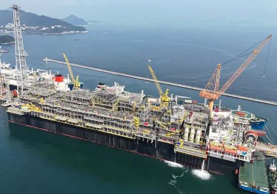 Petrobras antecipa plataforma e aumenta produção de petróleo no Brasil