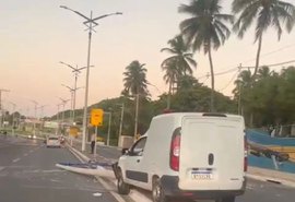 Ambulância derruba poste e interdita parte da via na AL 101 Norte, em Guaxuma